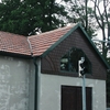 Giebel mit Dachplatte  Muster, Schablone 20x20 cm braun